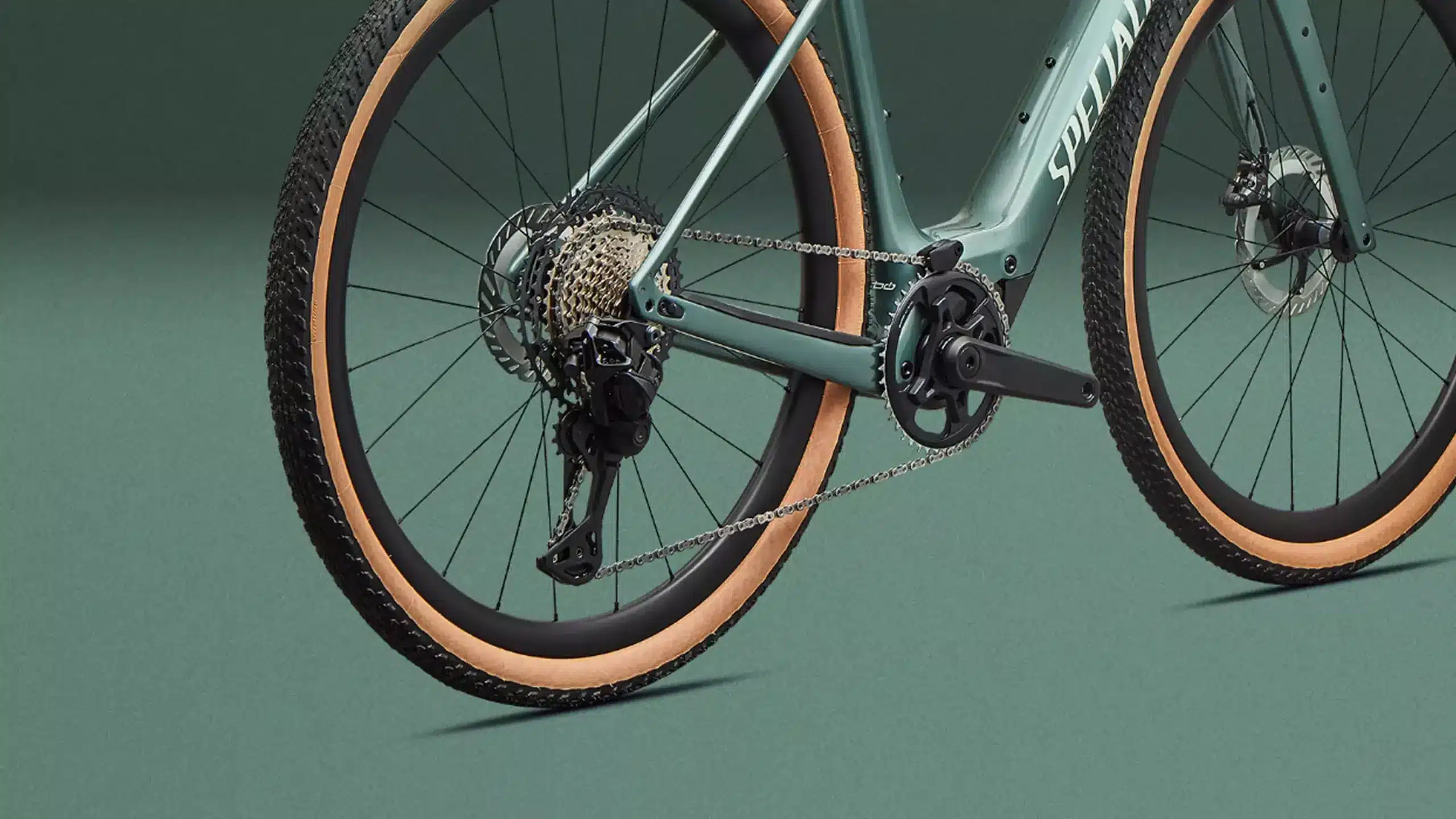 Detailansicht des Hinterrads, der Kassette, des Schaltwerks und der Kurbel des Specialized Turbo Creo 2 Expert E-Gravelbikes.