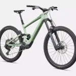 Specialized Turbo Kenevo SL 2 Comp E-Mountainbike in heller grüner Farbe, isoliert vor weißem Hintergrund.