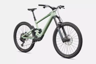 Specialized Turbo Kenevo SL 2 Comp E-Mountainbike in heller grüner Farbe, isoliert vor weißem Hintergrund.