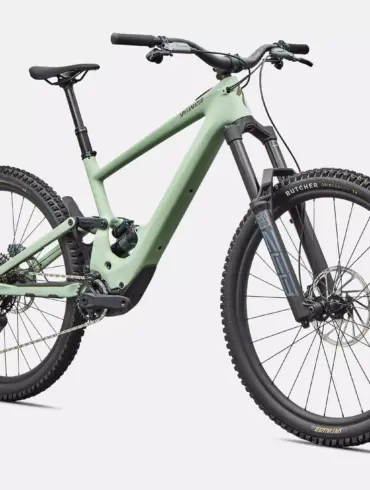 Specialized Turbo Kenevo SL 2 Comp E-Mountainbike in heller grüner Farbe, isoliert vor weißem Hintergrund.