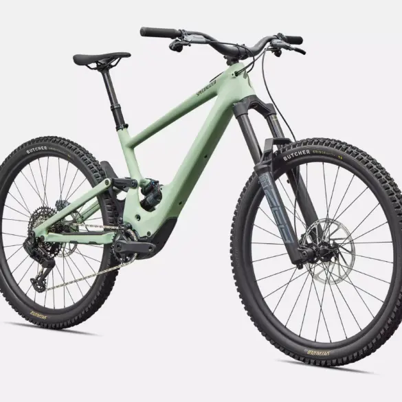 Specialized Turbo Kenevo SL 2 Comp E-Mountainbike in heller grüner Farbe, isoliert vor weißem Hintergrund.