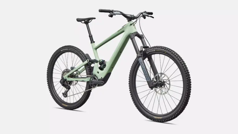 Specialized Turbo Kenevo SL 2 Comp E-Mountainbike in heller grüner Farbe, isoliert vor weißem Hintergrund.