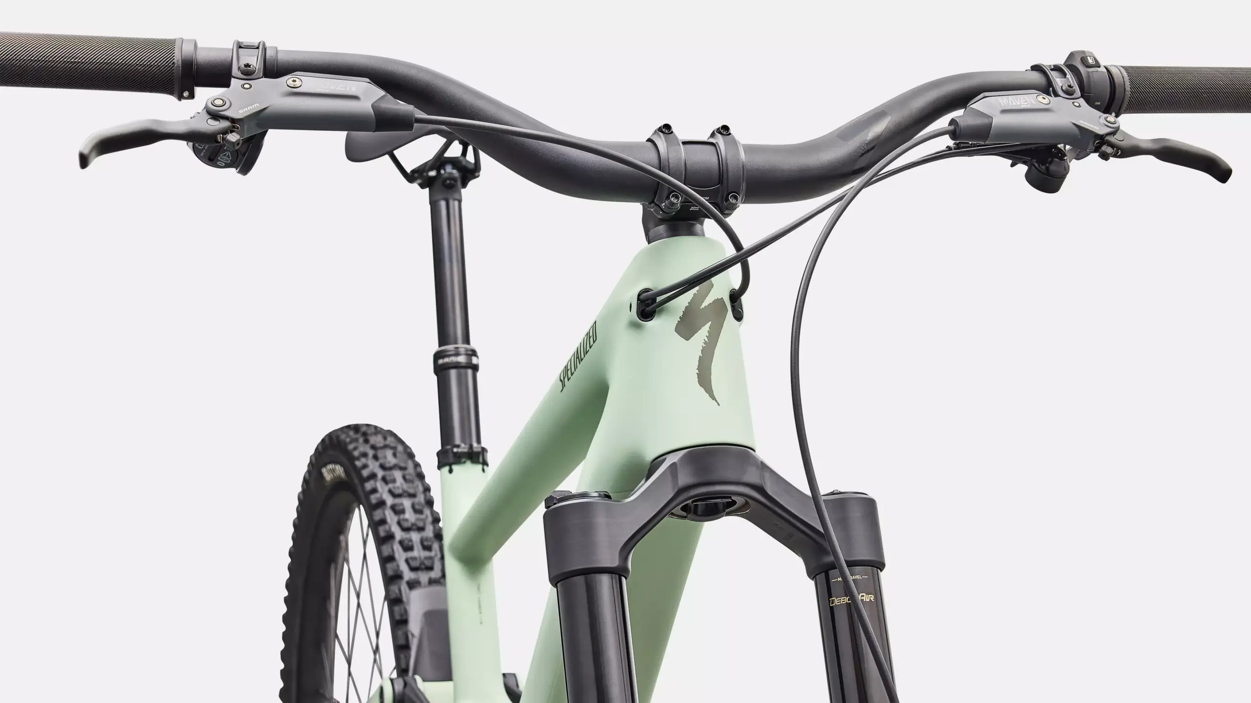 Vorderansicht des Specialized Turbo Kenevo SL 2 Comp mit Fokus auf den Lenker, die SRAM Maven Bronze Bremsen und die RockShox Zeb Select Federgabel.
