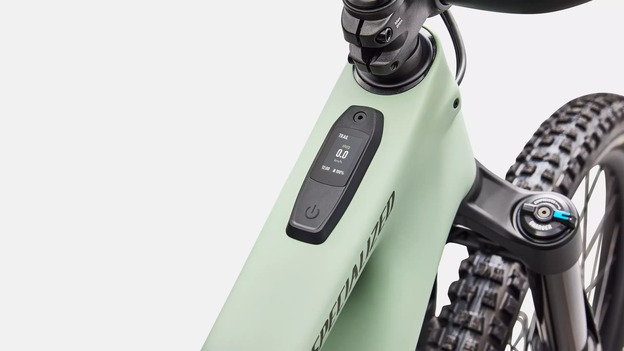 Detailansicht des digitalen Displays am Rahmen eines Specialized Turbo Kenevo SL 2 Comp E-Mountainbikes, das Geschwindigkeit, Fahrmodus und Akkustand anzeigt.