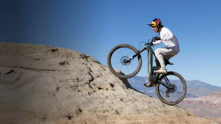 Mountainbiker fährt mit dem Specialized Turbo Levo R Comp auf einem Felsen im Gelände