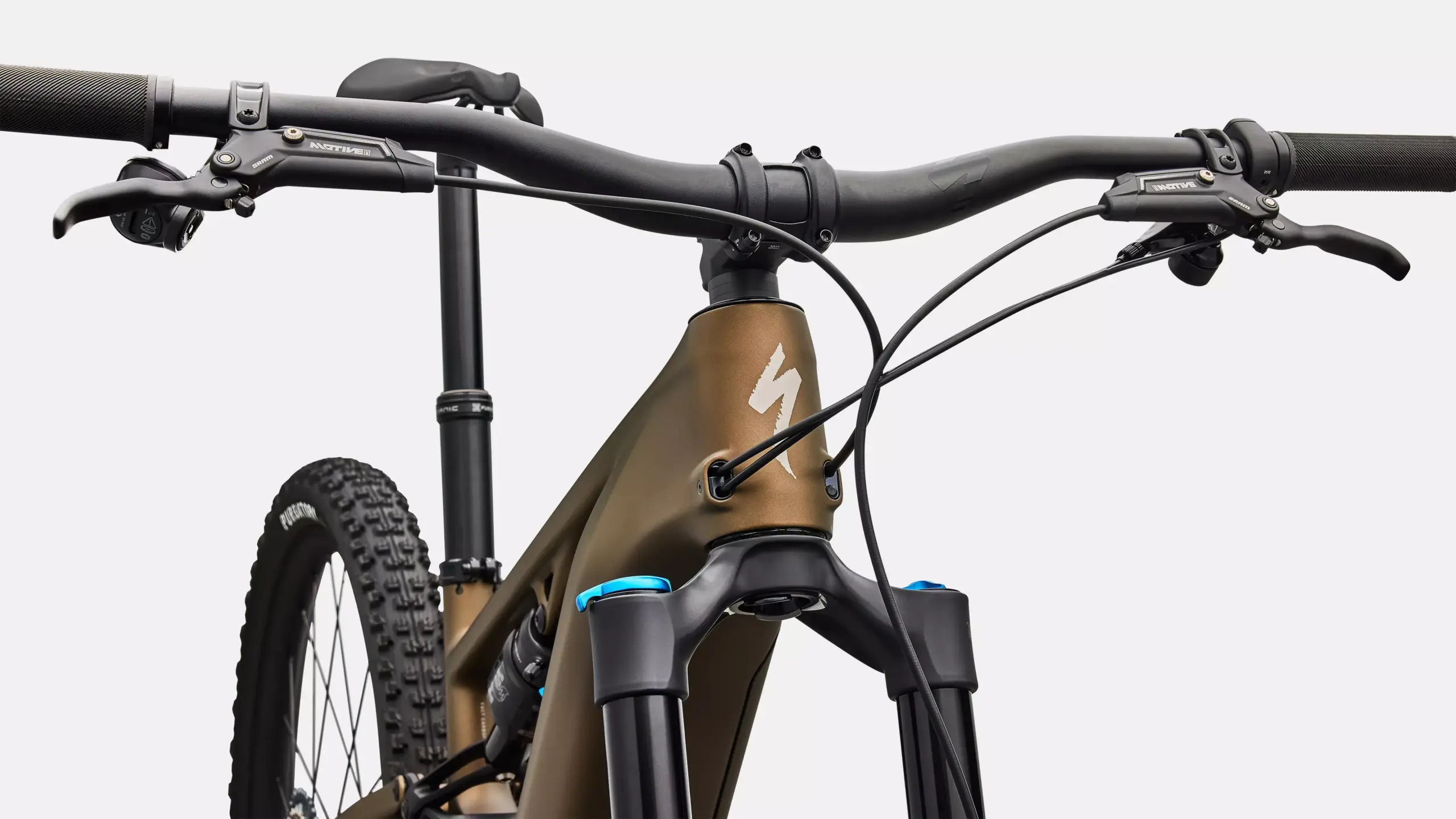 Vorderansicht des Specialized Turbo Levo R Comp E-Mountainbikes mit Fokus auf Lenker, Vorbau, Gabel und Rahmenfront.