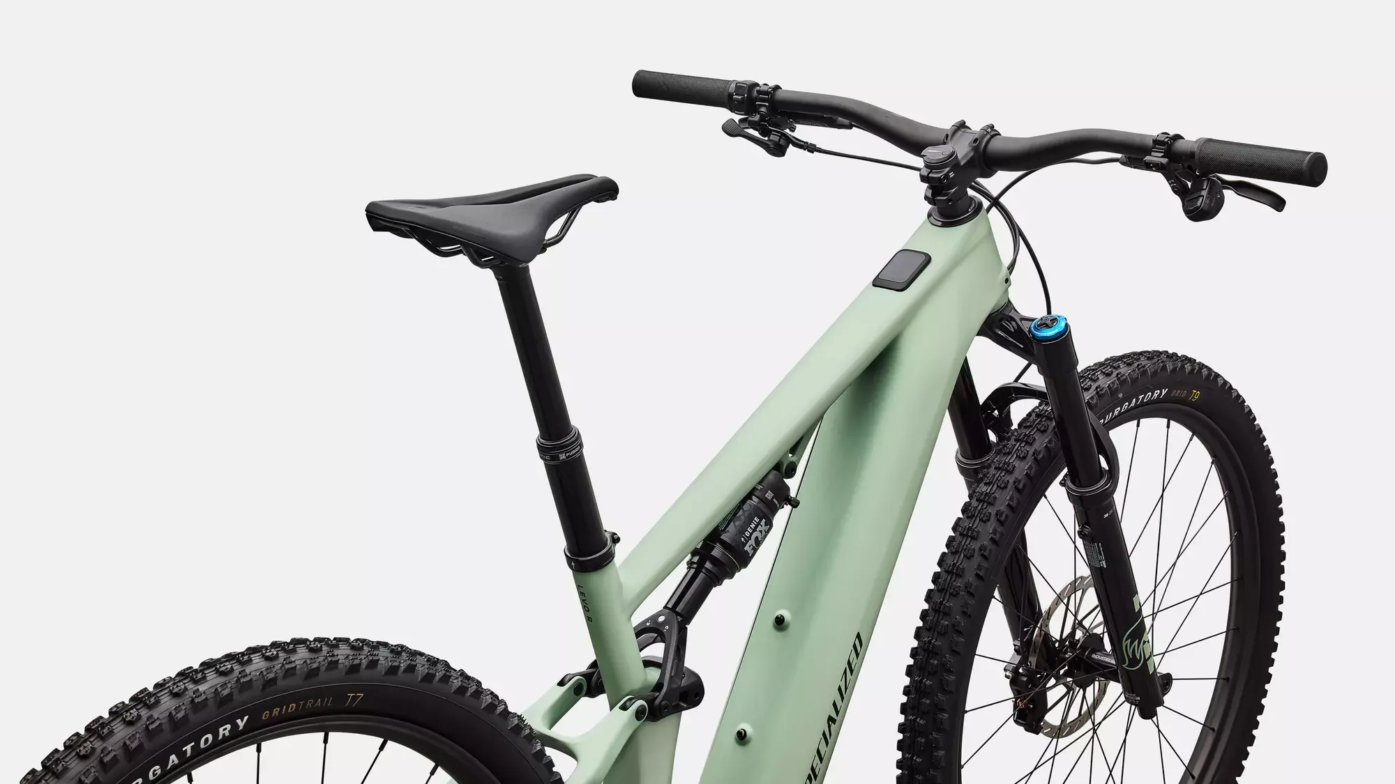 Vorderradpartie eines Specialized Turbo Levo R Expert E-Mountainbikes mit Carbonrahmen und FOX Gabel