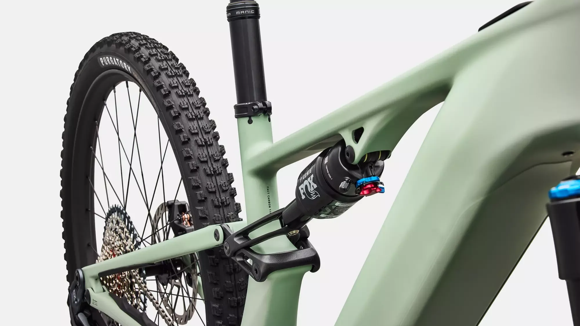 Detailaufnahme des Hinterbaus und Dämpfers eines Specialized Turbo Levo R Expert E-Mountainbikes