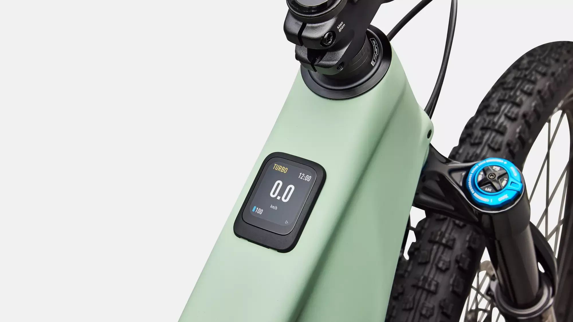 Detailansicht des integrierten Farbdisplays am Rahmen eines mintgrünen Specialized Turbo Levo R Expert E-Mountainbikes, das Geschwindigkeit und Akkustand anzeigt.