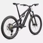 Ein schwarzes Specialized Turbo Levo SL 2 Expert Di2 E-Mountainbike, von vorne links seitlich fotografiert.