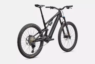 Ein schwarzes Specialized Turbo Levo SL 2 Expert Di2 E-Mountainbike, von vorne links seitlich fotografiert.