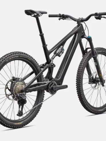 Ein schwarzes Specialized Turbo Levo SL 2 Expert Di2 E-Mountainbike, von vorne links seitlich fotografiert.