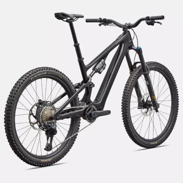 Ein schwarzes Specialized Turbo Levo SL 2 Expert Di2 E-Mountainbike, von vorne links seitlich fotografiert.