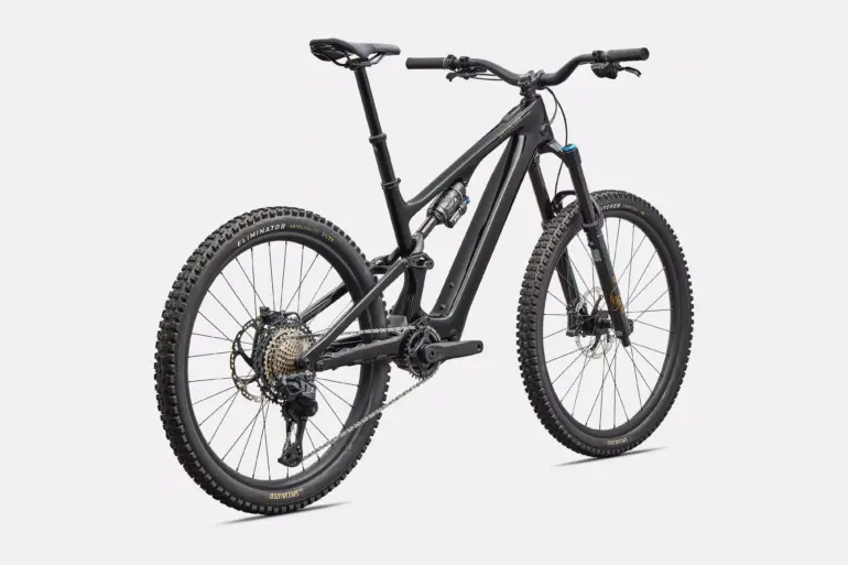 Ein schwarzes Specialized Turbo Levo SL 2 Expert Di2 E-Mountainbike, von vorne links seitlich fotografiert.