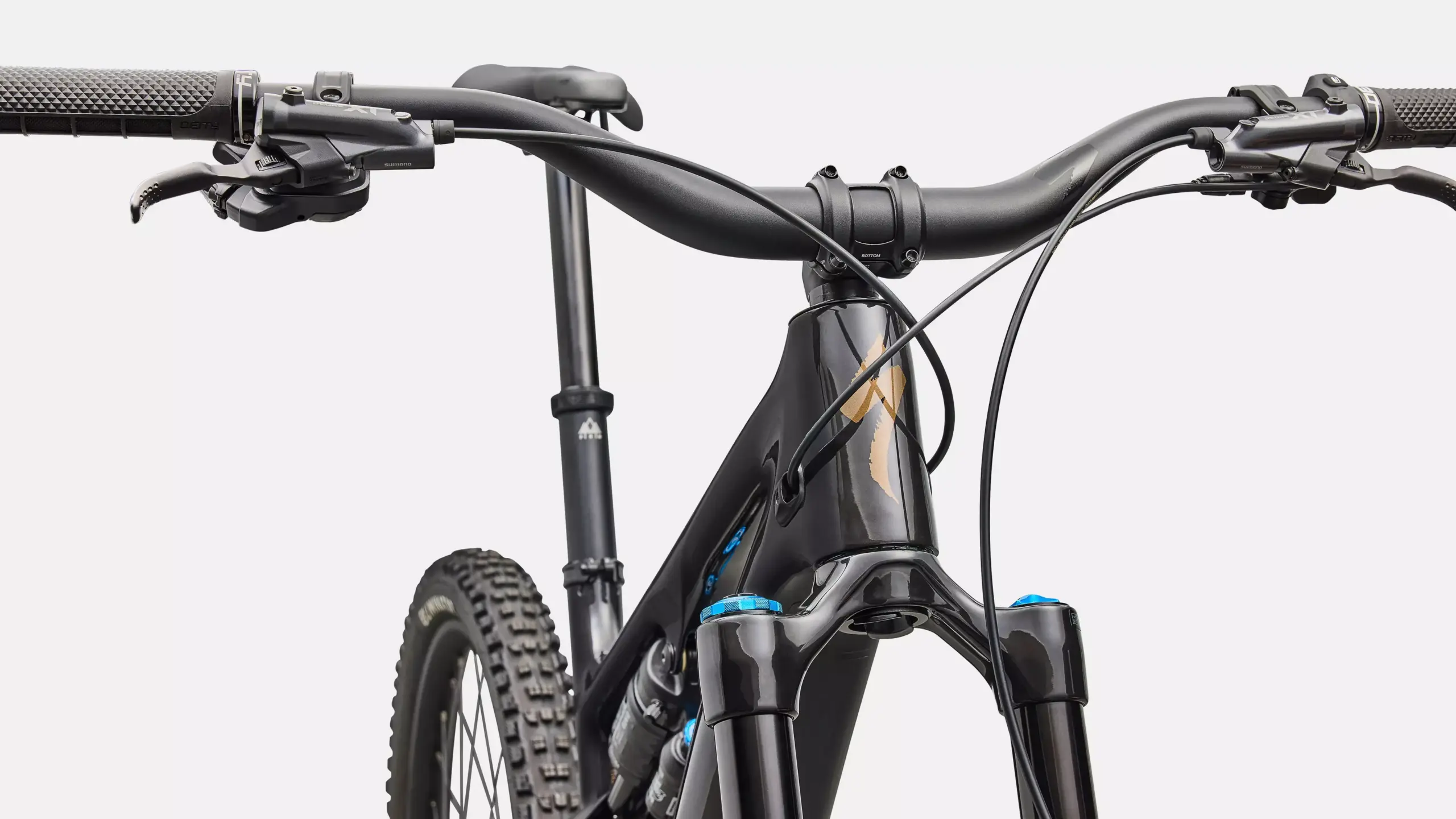 Vorderansicht eines Specialized Turbo Levo SL 2 Expert Di2 E-Mountainbikes mit Fokus auf Lenker, Vorbau, Federgabel und Schaltkomponenten.
