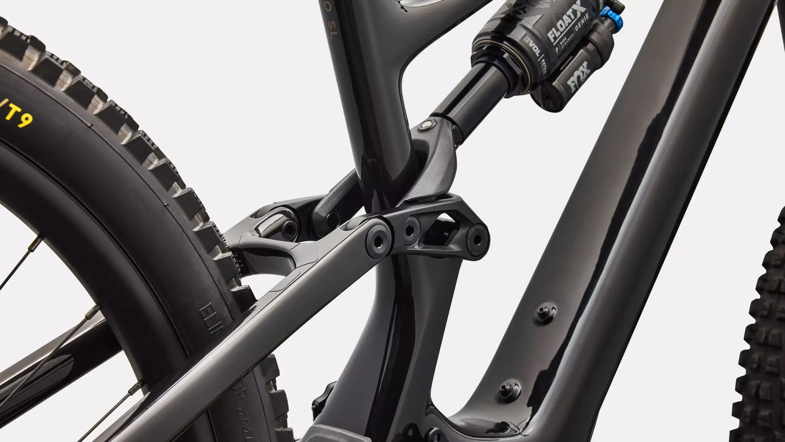 Nahaufnahme des Hinterbaus und des FOX FLOAT X Performance Elite Dämpfers am schwarzen Carbonrahmen eines Specialized Turbo Levo SL 2 Expert Di2 E-Mountainbikes.