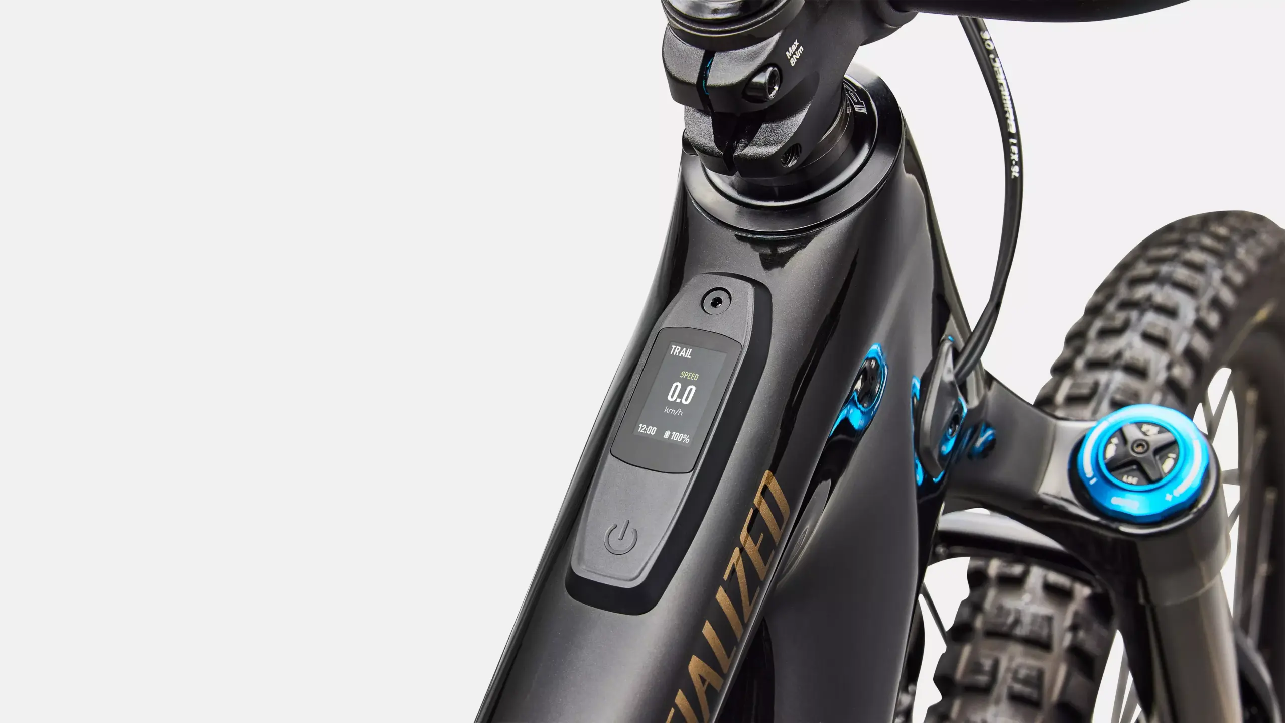 Detailaufnahme des schwarzen Rahmens eines Specialized Turbo Levo SL 2 Expert Di2 E-Mountainbikes mit einem integrierten Display, das Fahrinformationen wie Geschwindigkeit und Akkustand anzeigt.