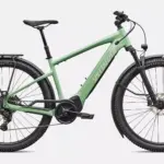 Ein pistaziengrünes Specialized Turbo Tero 4.0 EQ E-Bike mit Gepäckträger, Schutzblechen und integriertem Akku, freigestellt vor weißem Hintergrund.