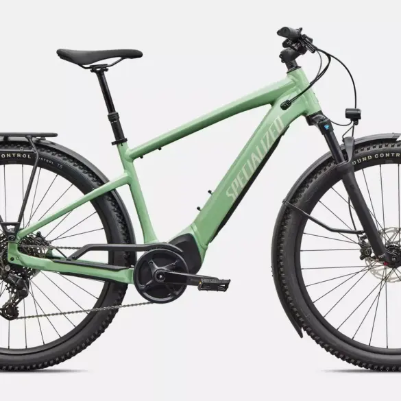 Ein pistaziengrünes Specialized Turbo Tero 4.0 EQ E-Bike mit Gepäckträger, Schutzblechen und integriertem Akku, freigestellt vor weißem Hintergrund.