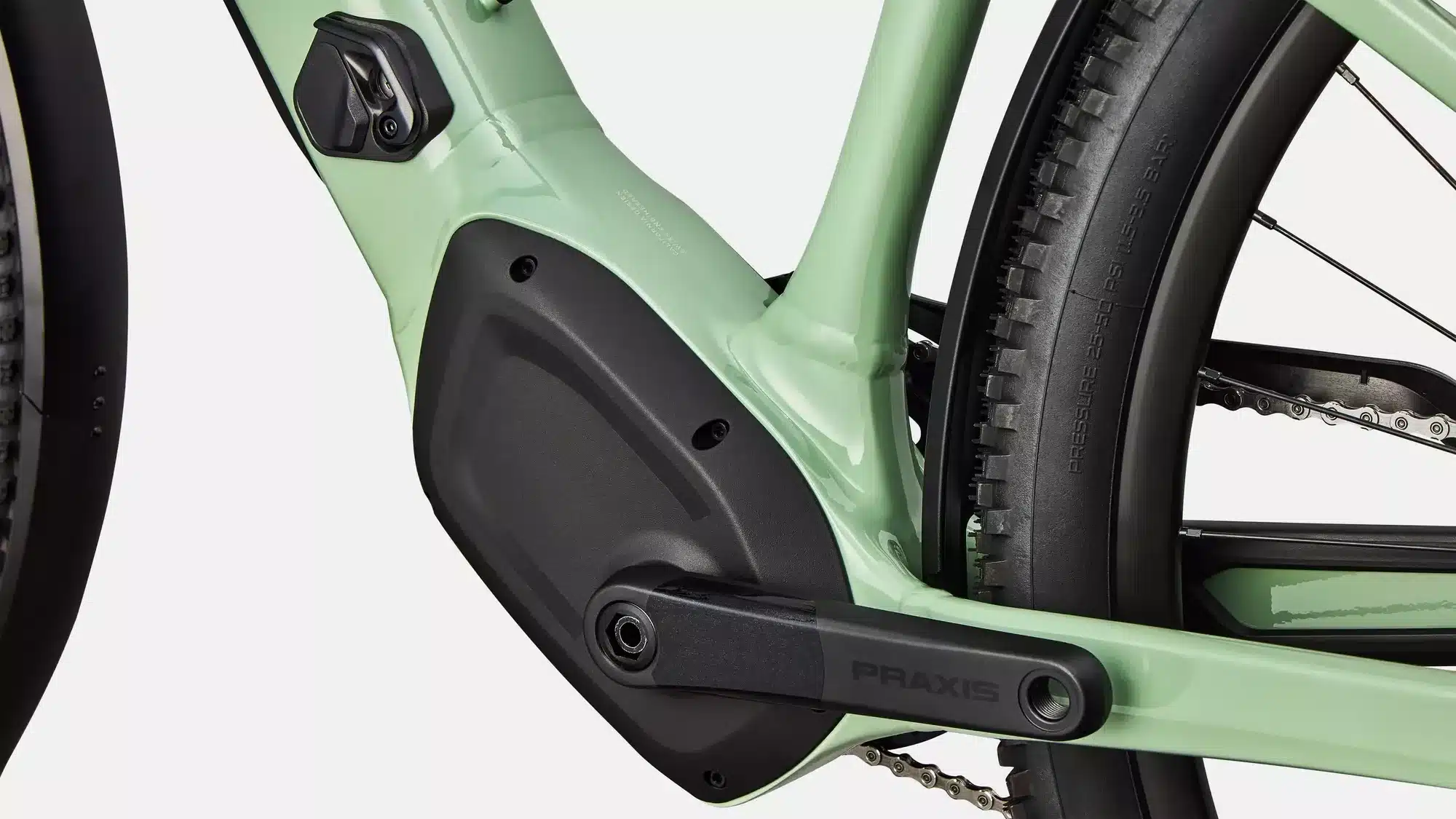 Detailaufnahme des Antriebsstrangs eines mintgrünen Specialized Turbo Tero 4.0 EQ E-Bikes, zeigt den Motorbereich mit der Praxis Kurbel und dem beginnenden Hinterrad.