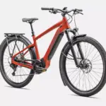 Rotes Specialized Turbo Tero 4.0 EQ E-Bike mit voller Ausstattung, isoliert vor weißem Hintergrund.