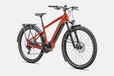 Rotes Specialized Turbo Tero 4.0 EQ E-Bike mit voller Ausstattung, isoliert vor weißem Hintergrund.