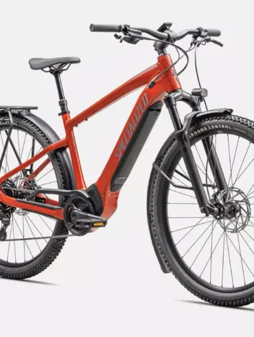 Rotes Specialized Turbo Tero 4.0 EQ E-Bike mit voller Ausstattung, isoliert vor weißem Hintergrund.