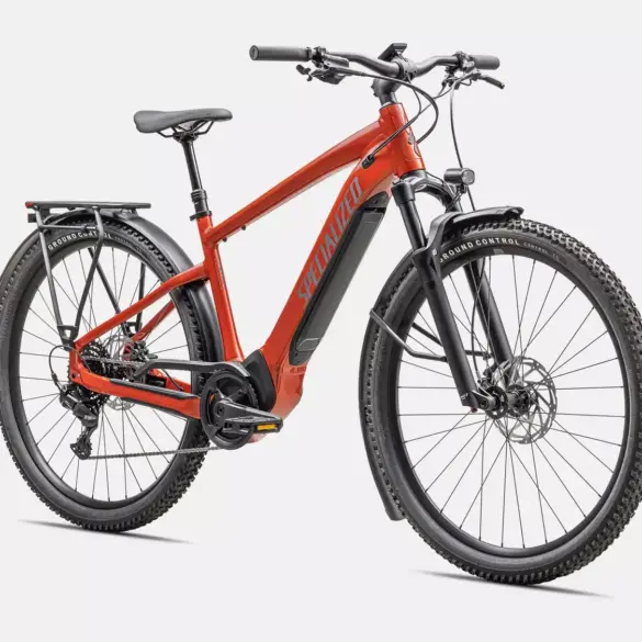 Rotes Specialized Turbo Tero 4.0 EQ E-Bike mit voller Ausstattung, isoliert vor weißem Hintergrund.