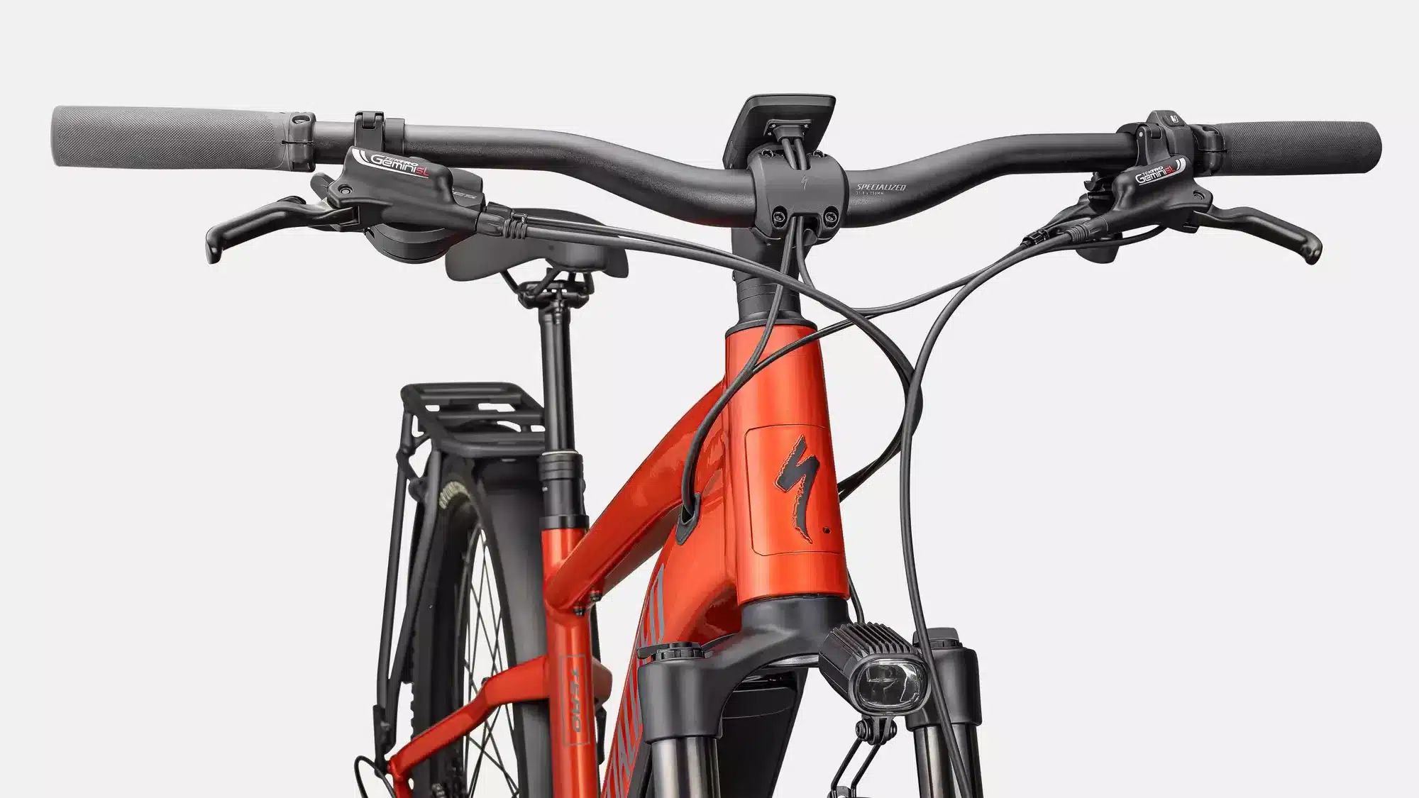 Detailaufnahme des Lenkers, der Federgabel, des Scheinwerfers und des Rahmens eines orangefarbenen Specialized Turbo Tero 4.0 EQ E-Bikes.