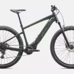 Dunkelgrünes Specialized Turbo Tero 4.0 E-Bike mit 29-Zoll-Rädern, Federgabel und integriertem Akku, in Seitenansicht auf neutralem Hintergrund.