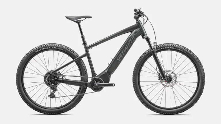 Dunkelgrünes Specialized Turbo Tero 4.0 E-Bike mit 29-Zoll-Rädern, Federgabel und integriertem Akku, in Seitenansicht auf neutralem Hintergrund.