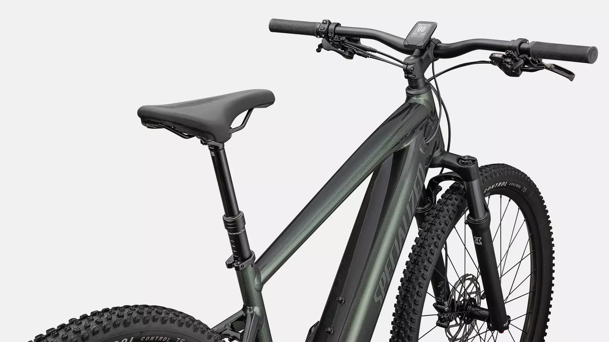 Detailansicht des Specialized Turbo Tero 4.0 E-Bikes in Dunkelgrün, zeigt den Rahmen, die absenkbare Sattelstütze, das Display am Lenker und die Federgabel.
