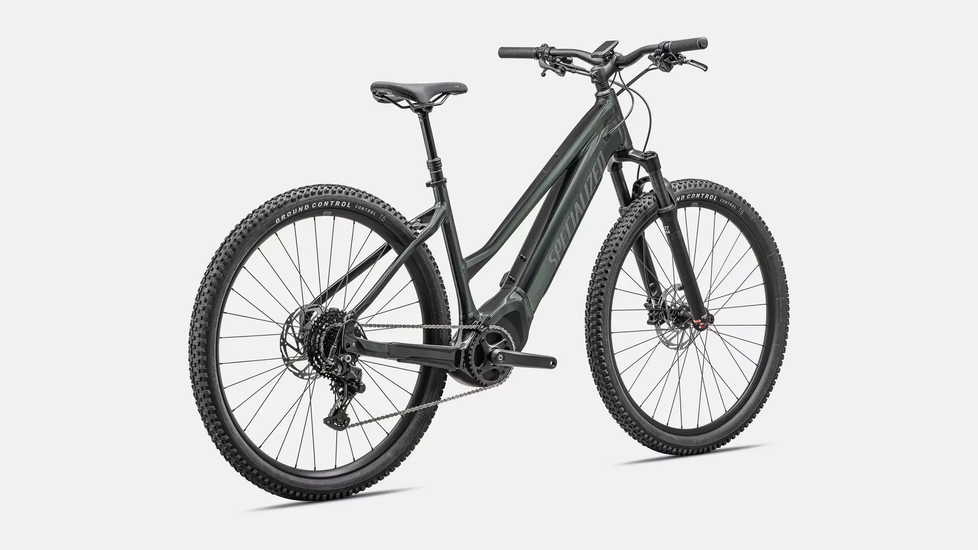 Schnittansicht eines dunkelgrünen Specialized Turbo Tero 4.0 Step-Through E-Bikes, stehend auf einem weißen Hintergrund, zeigt die Geometrie des Rahmens, den integrierten Akku und Motor, die Federgabel und die robusten Reifen.