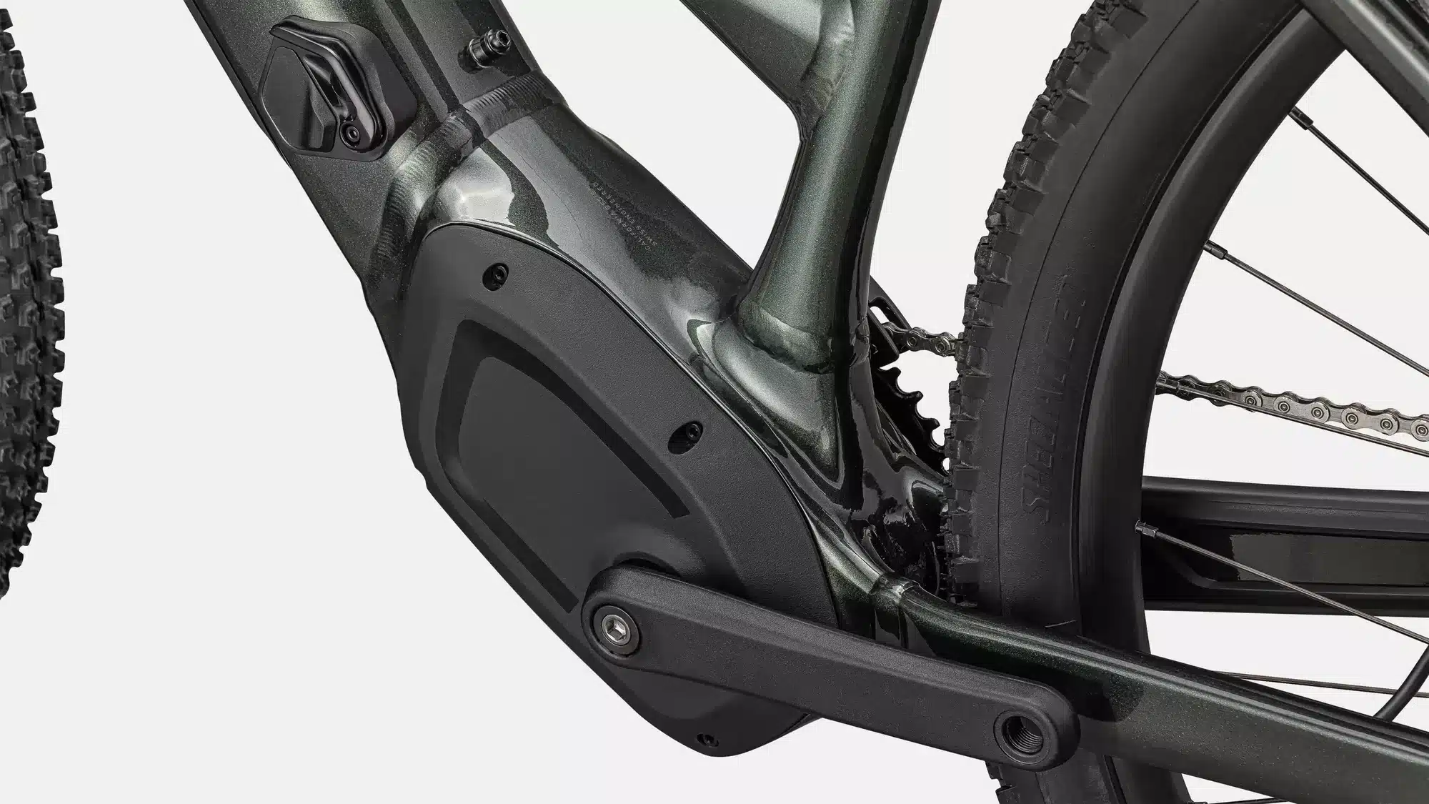 Detailaufnahme des Rahmens eines Specialized Turbo Tero 4.0 E-Bikes, die den Motorbereich mit Kurbel und Teilen des Hinterrads zeigt.
