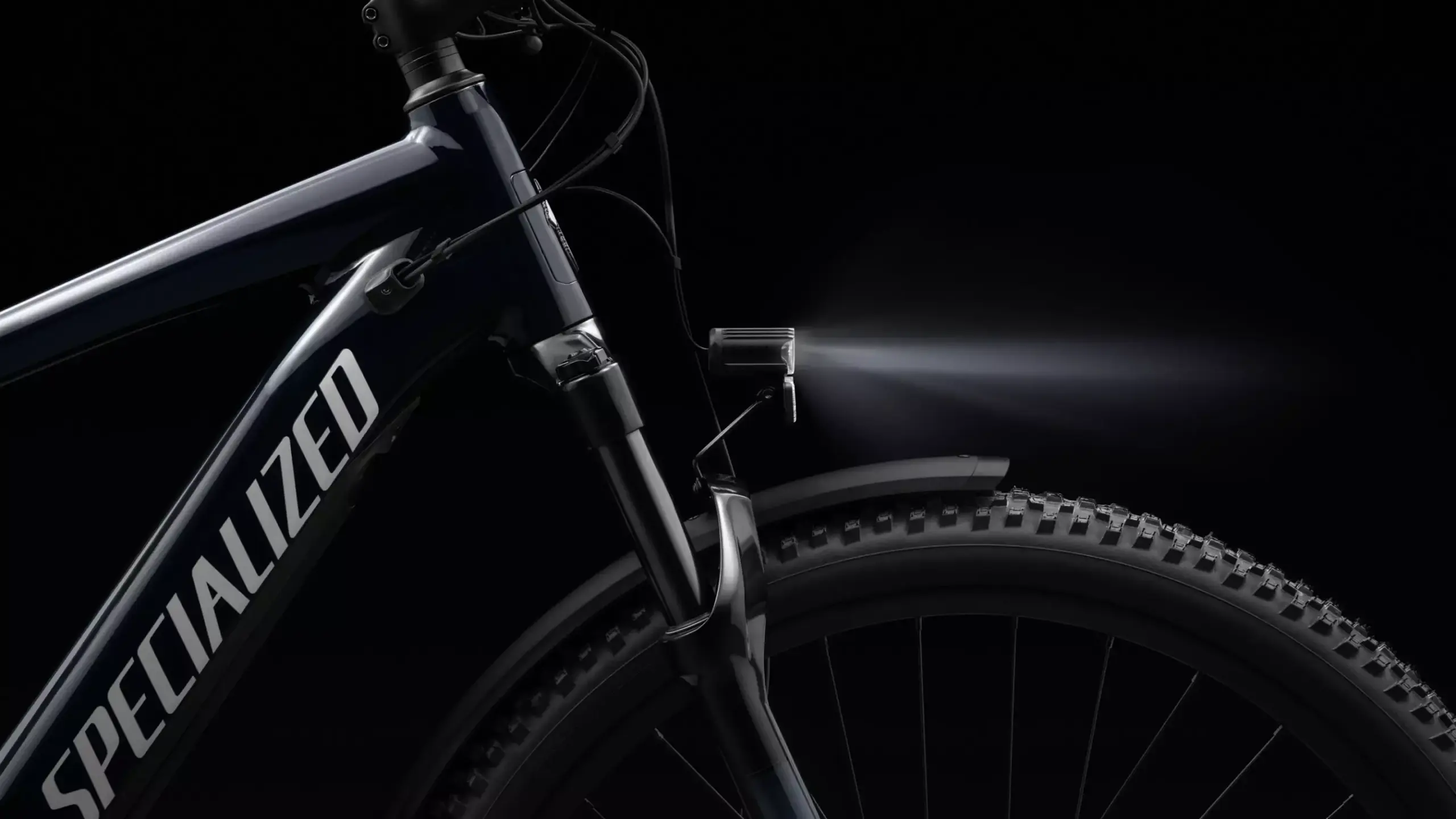 Detailaufnahme des vorderen Teils eines Specialized Turbo Tero 5.0 EQ E-Bikes in Dunkelblau mit weißem