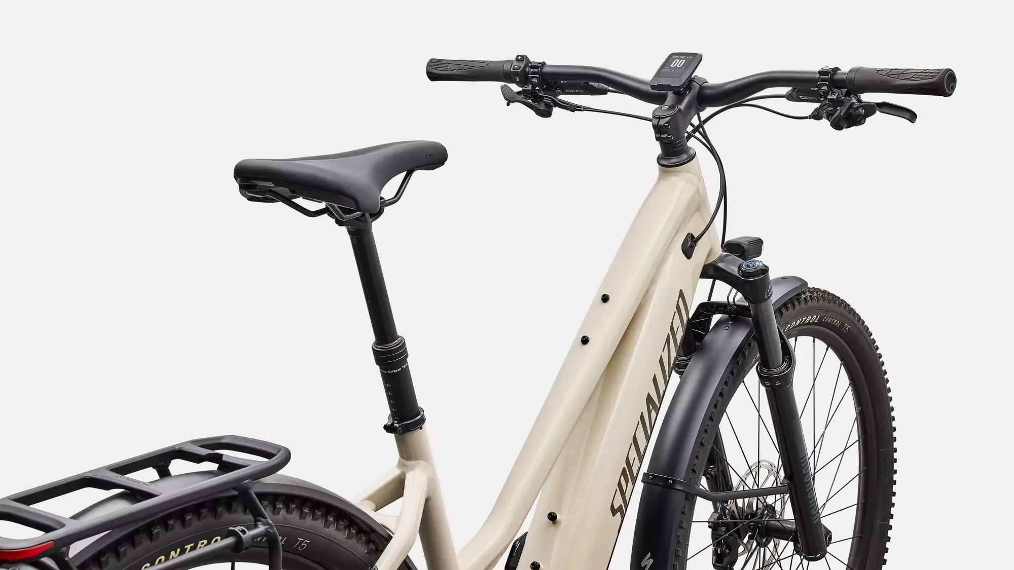 Vorderansicht eines Specialized Turbo Tero 5.0 EQ Step-Through E-Bikes in heller Cremefarbe, mit Fokus auf Lenker, Display, Federgabel und Vorderrad.