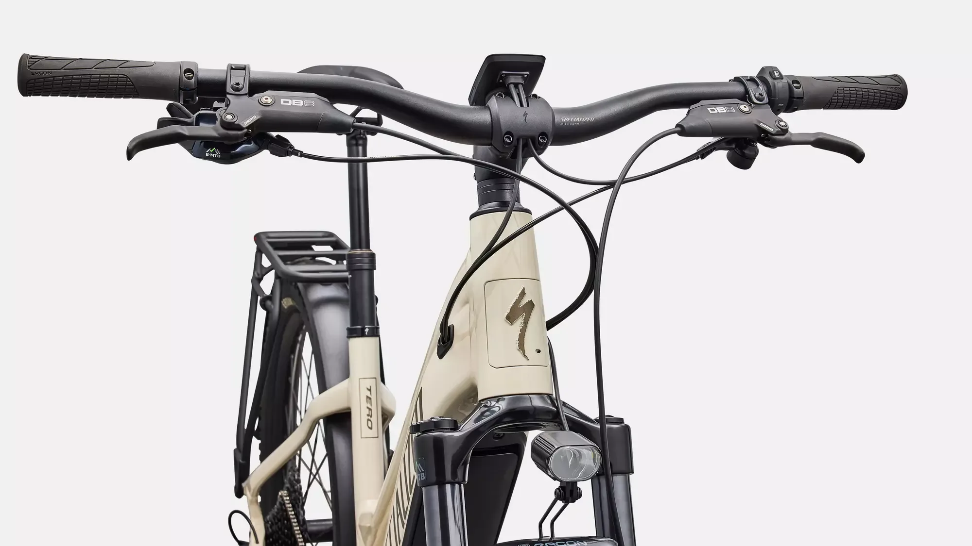 Vorderansicht eines Specialized Turbo Tero 5.0 EQ Step-Through E-Bikes, Fokus auf Lenker, Displayhalterung und vordere Federgabel.