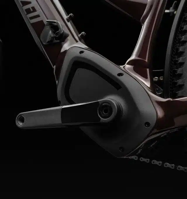 Detailansicht des Specialized Turbo Tero 5.0 EQ Step-Through E-Bikes mit Fokus auf den Motorbereich, die Kurbelgarnitur und den Rahmen.
