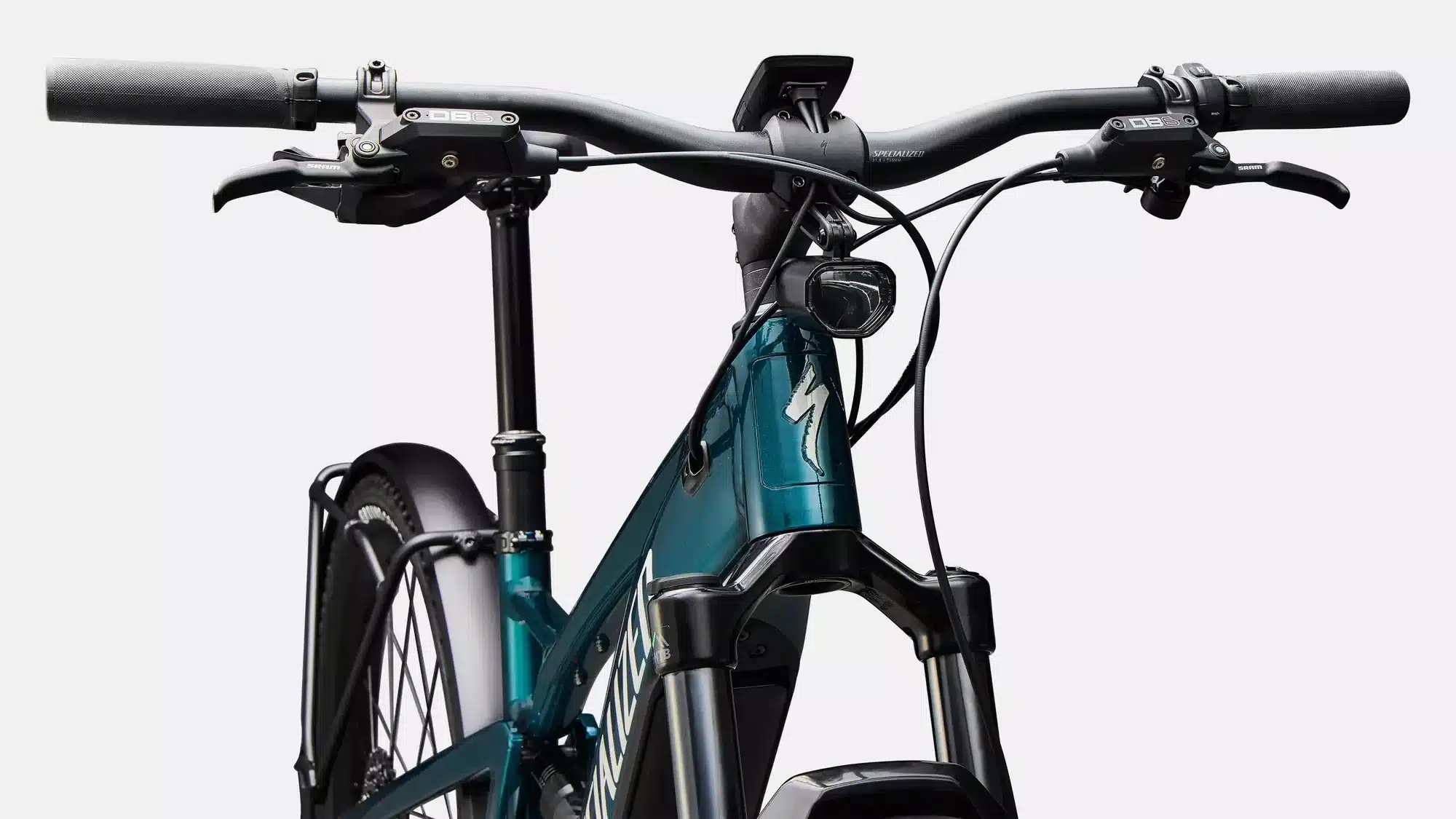 Vorderansicht eines Specialized Turbo Tero X 5.0 E-Bikes in Emerald Metallic mit Fokus auf Lenker, Display, Lezyne Scheinwerfer und Specialized Logo.