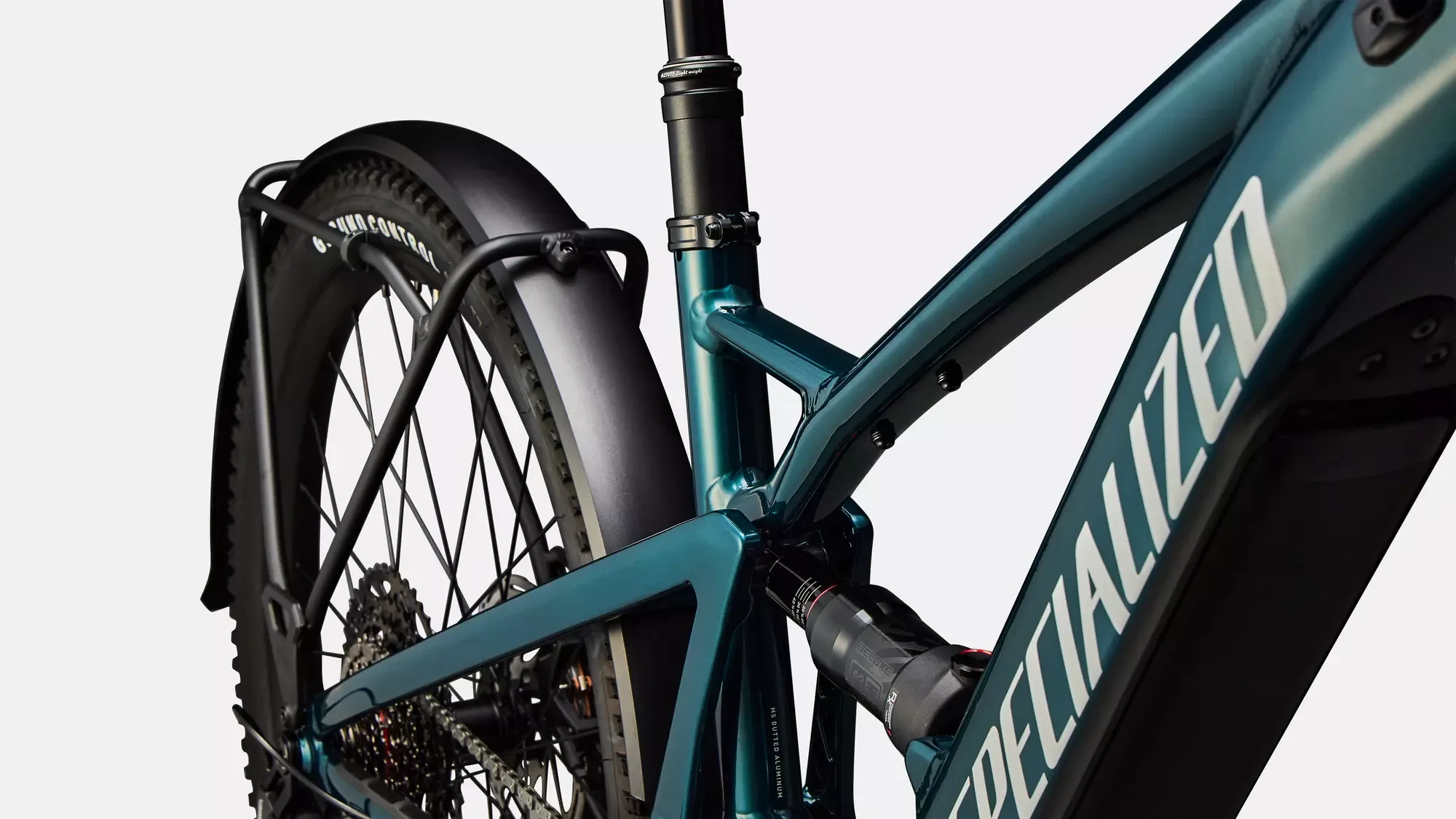 Detailansicht des Hinterrads, des Gepäckträgers und des vollgefederten Rahmens mit Dämpfer des Specialized Turbo Tero X 5.0 E-Bikes.