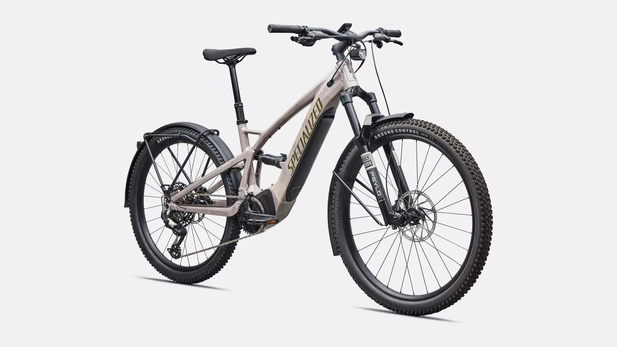 Vollgefedertes Specialized Turbo Tero X 6.0 E-Bike in Gloss Sandstone Metallic mit Schutzblechen, Gepäckträger und integrierter Lichtanlage.