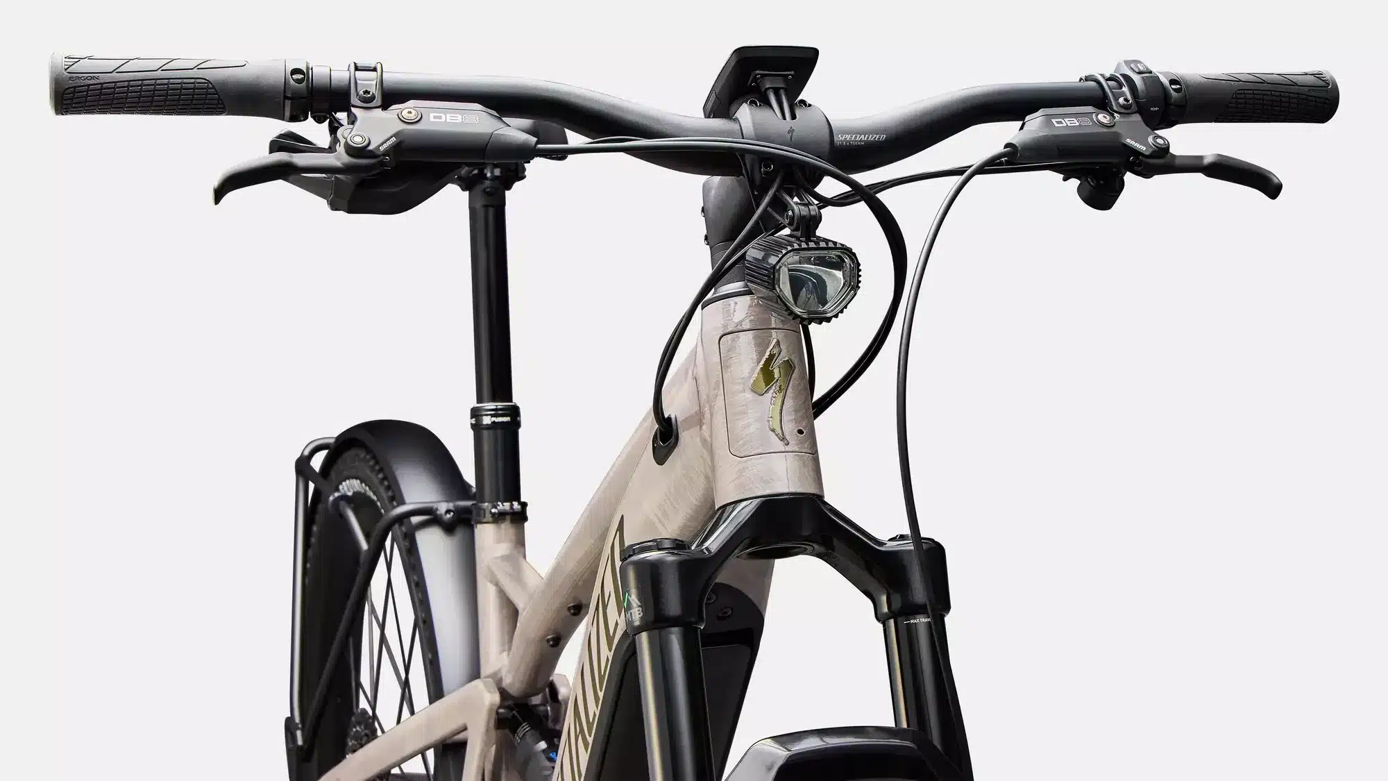 Vorderansicht eines Specialized Turbo Tero X 6.0 E-Bikes mit Fokus auf Lenker, integriertem Display, Scheinwerfer und dem vorderen Rahmen.