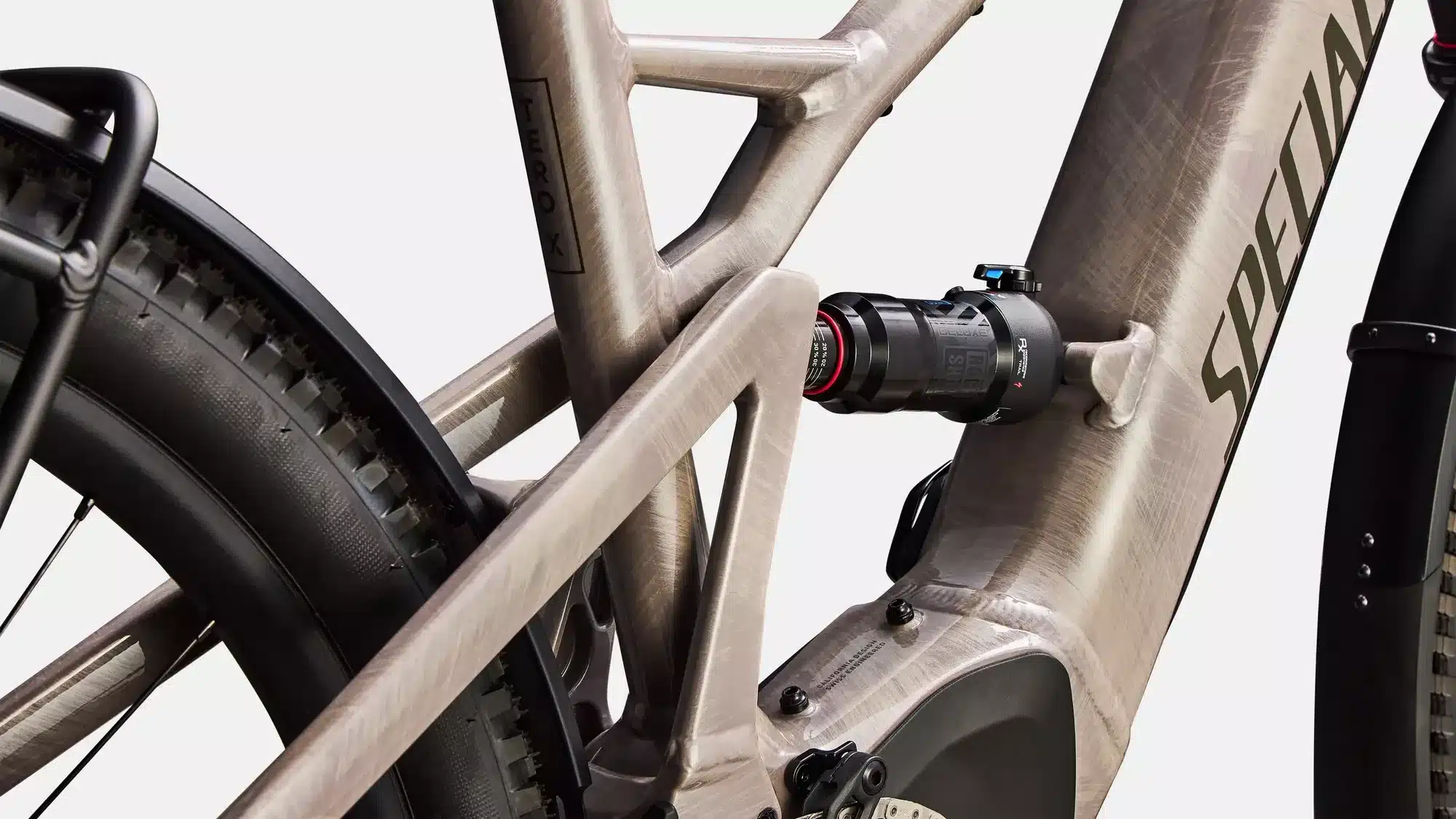 Nahaufnahme des Hinterrads und des zentralen Dämpfers eines Specialized Turbo Tero X 6.0 E-Bikes.