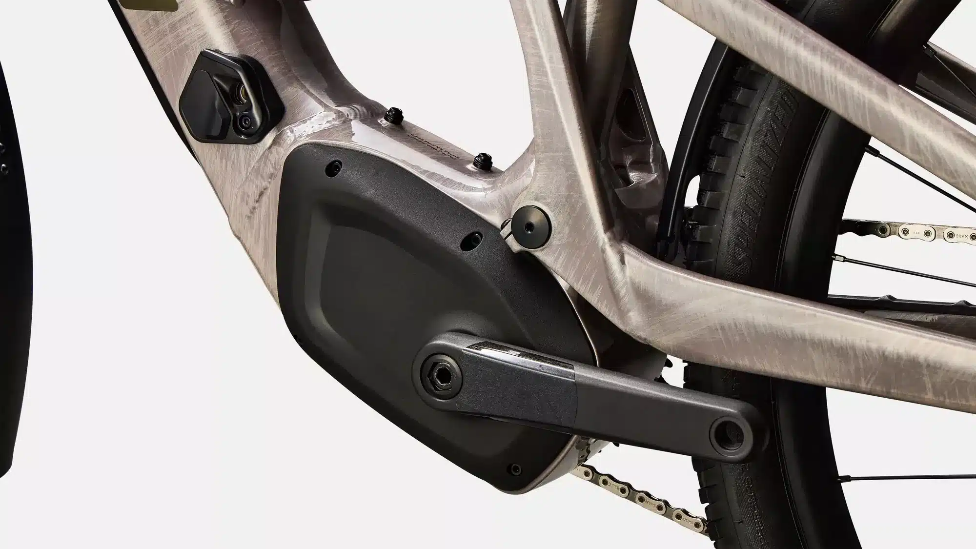 Nahaufnahme des Kurbelarms und des Motors eines Specialized Turbo Tero X 6.0 E-Bikes.
