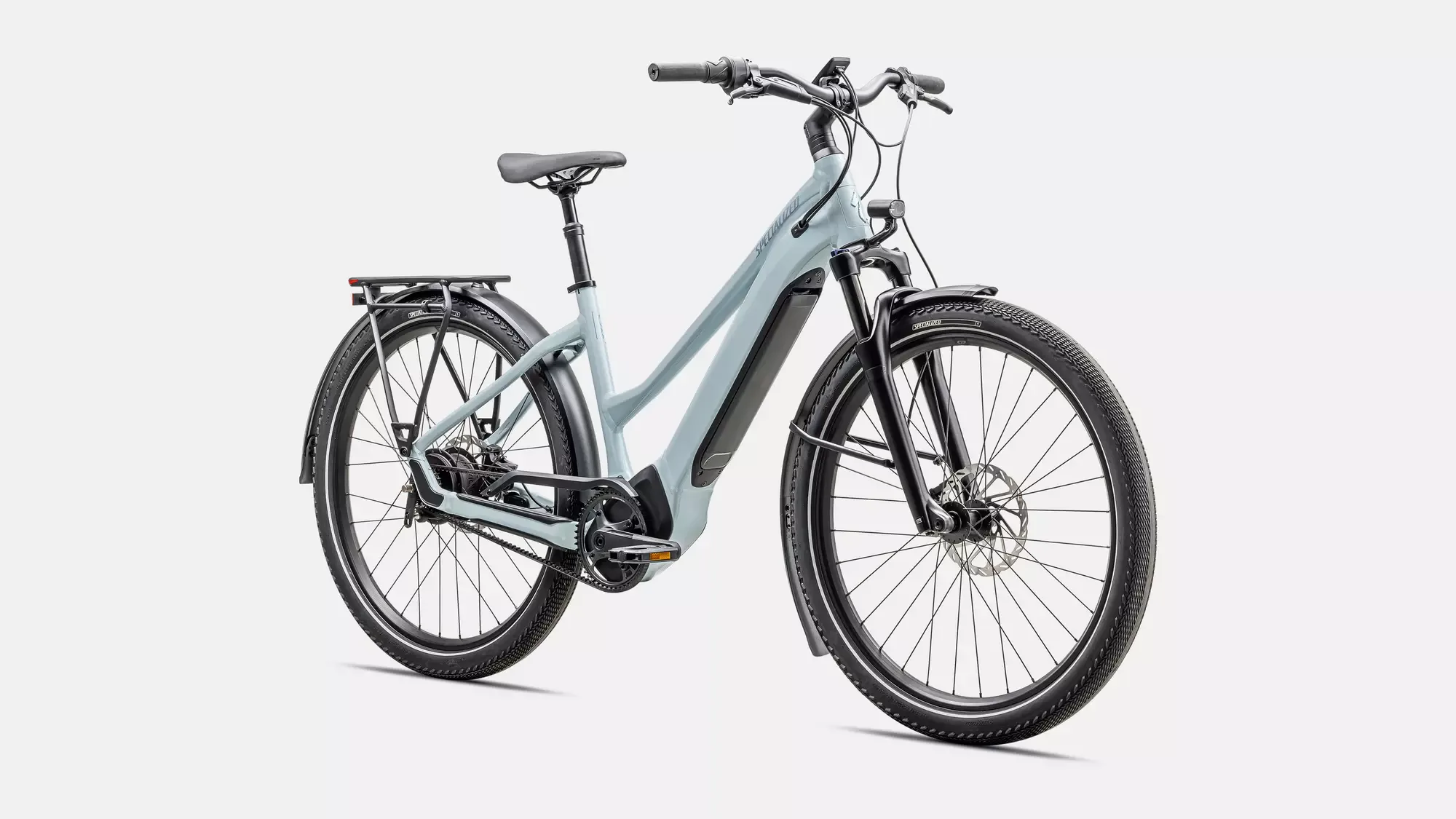Das Specialized Turbo Vado 4.0 IGH Step-Through E-Bike in Hellblau, von vorne seitlich betrachtet, mit Gepäckträger und Schutzblechen.