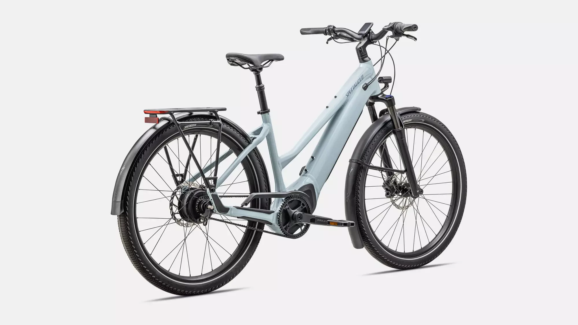 Seitenansicht eines hellblauen Specialized Turbo Vado 4.0 IGH Step-Through E-Bikes mit Gepäckträger und Schutzblechen.