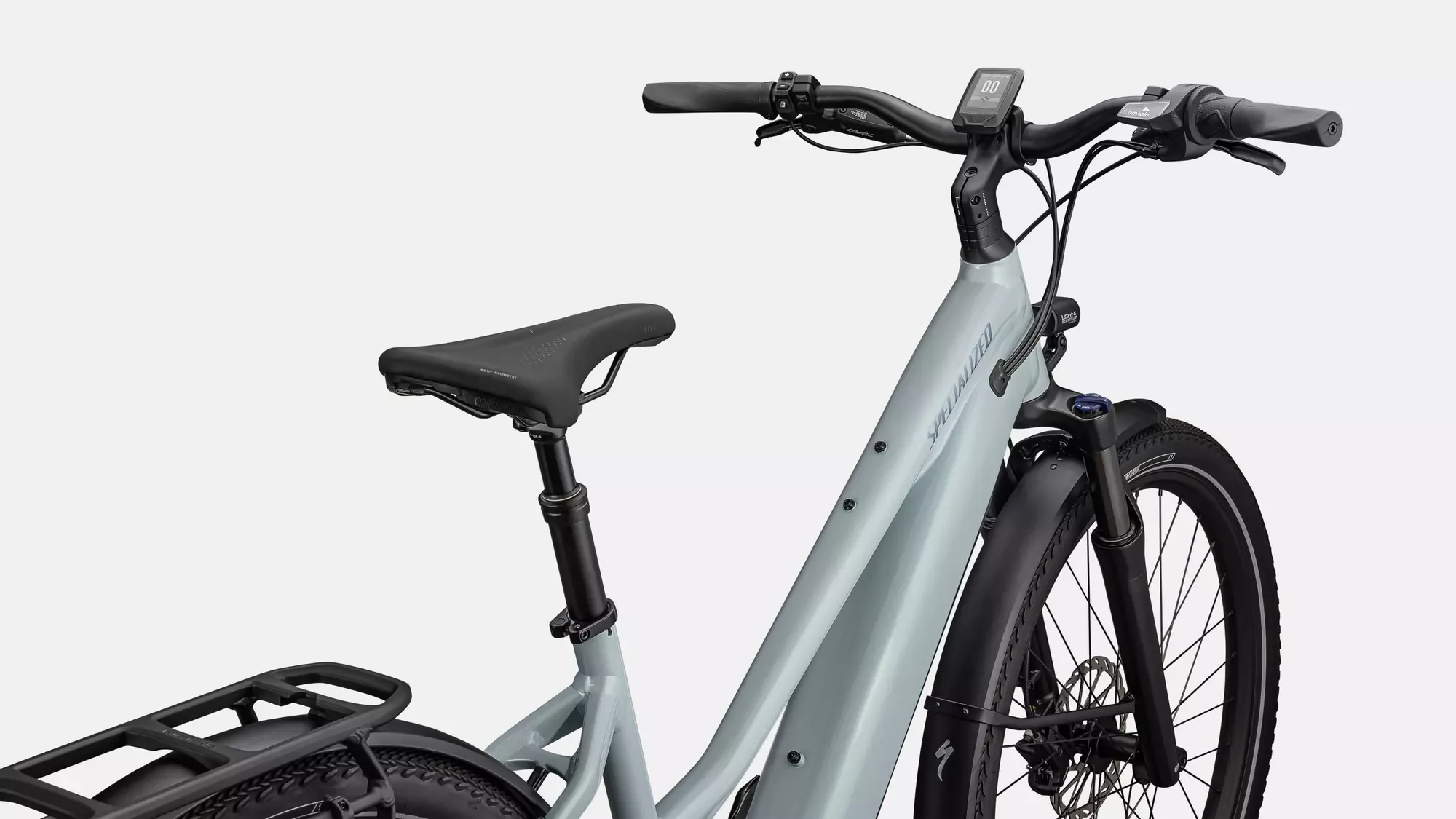 Oberkörperansicht eines Specialized Turbo Vado 4.0 IGH Step-Through E-Bikes in der Farbe Hellgrau, mit Fokus auf den integrierten Akku, die Federgabel, den Lenker mit Display und den vorderen Gepäckträger.