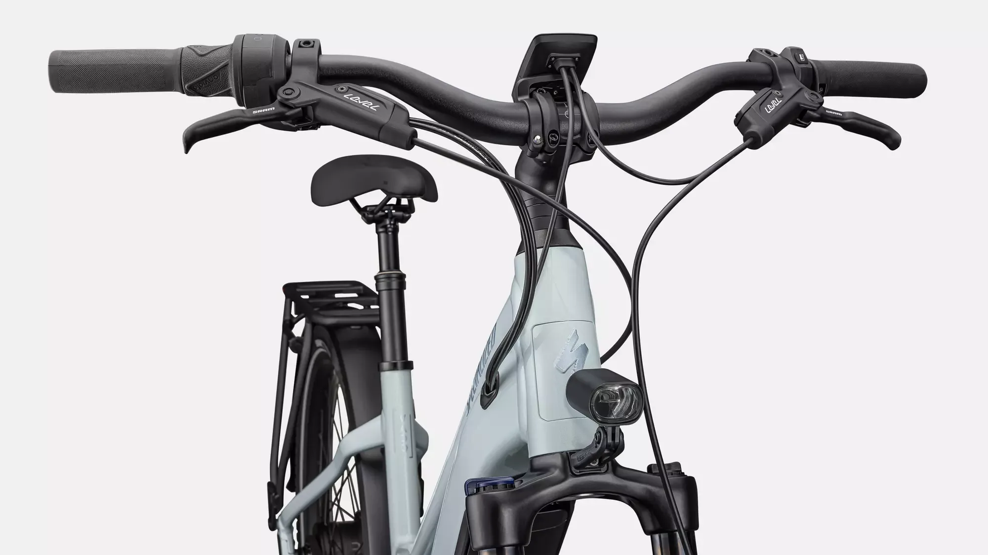 Vorderansicht des Specialized Turbo Vado 4.0 IGH Step-Through E-Bikes mit Fokus auf Lenker, Display und Scheinwerfer.