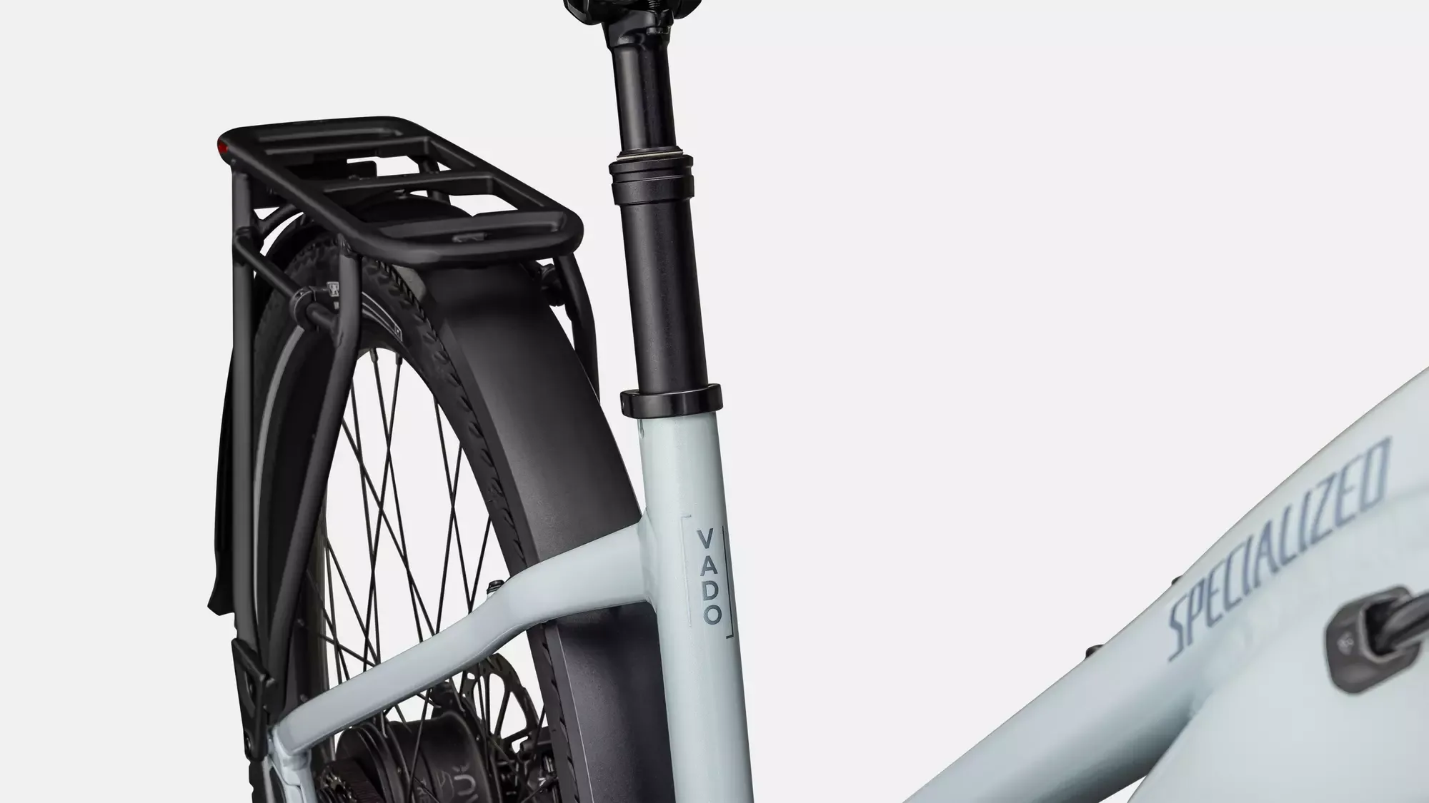 Nahaufnahme des Hinterrads, des Gepäckträgers und des Rahmens eines Specialized Turbo Vado 4.0 IGH Step-Through E-Bikes.