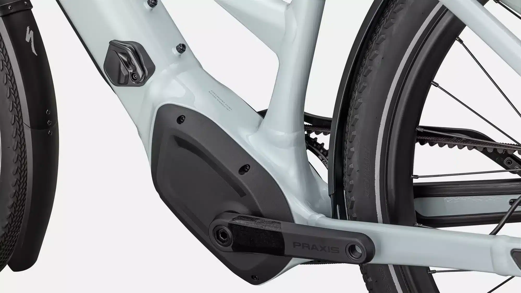Nahaufnahme des zentralen Bereichs eines Specialized Turbo Vado 4.0 IGH Step-Through E-Bikes, die den Kurbelarm, den Motorbereich mit integriertem Akku und Teile des Hinterrads mit Kardanwelle zeigt.